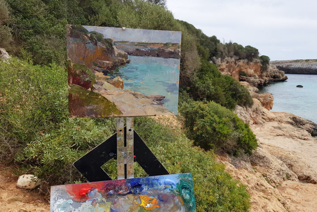 Ein Foto eines Gemäldes vor der Landschaft das es inspiriert hat